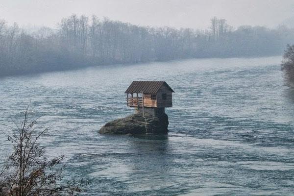 huis aan de rivier de Drina