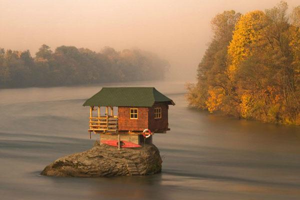 huis midden in de rivier