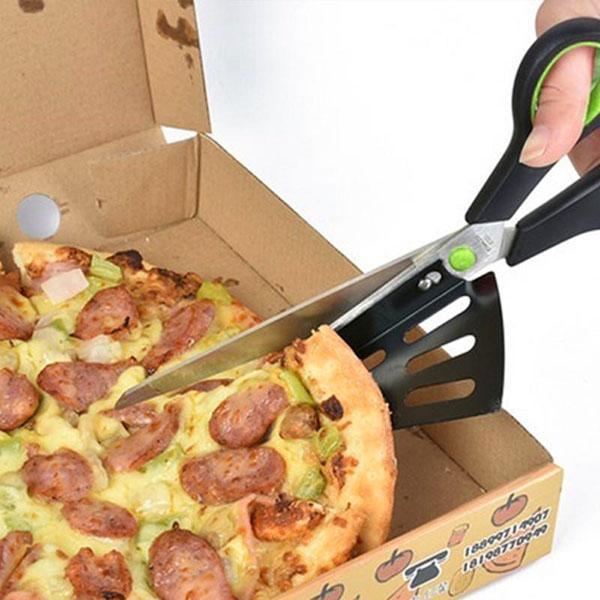 snijd de pizza met een schaarmes