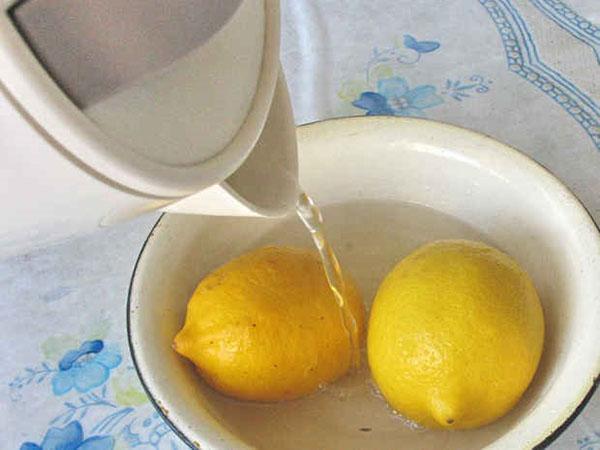 Verbrand het fruit met kokend water