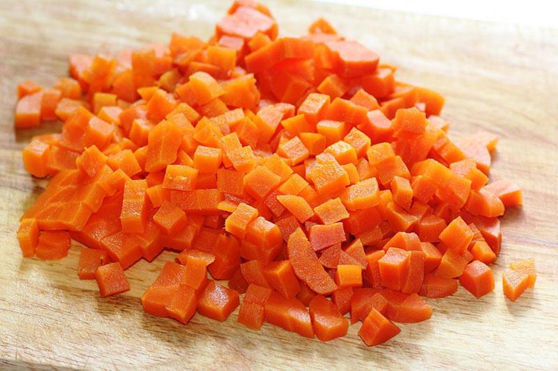 wortel in blokjes snijden