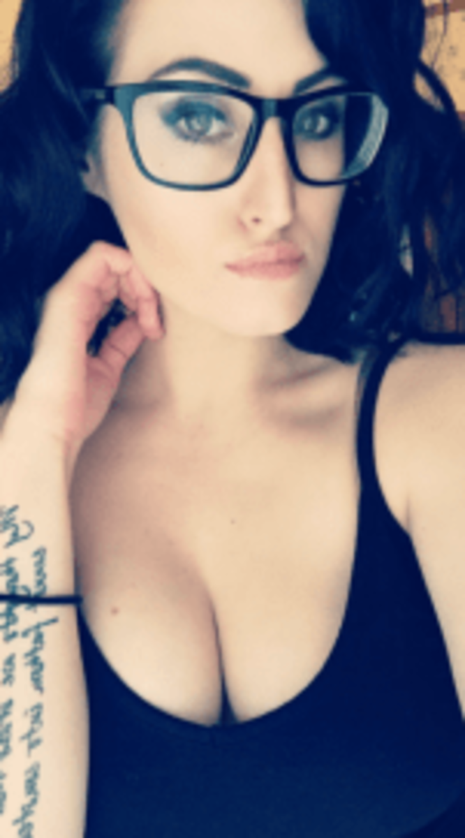 jente-iført-briller-og-arm-tatovering