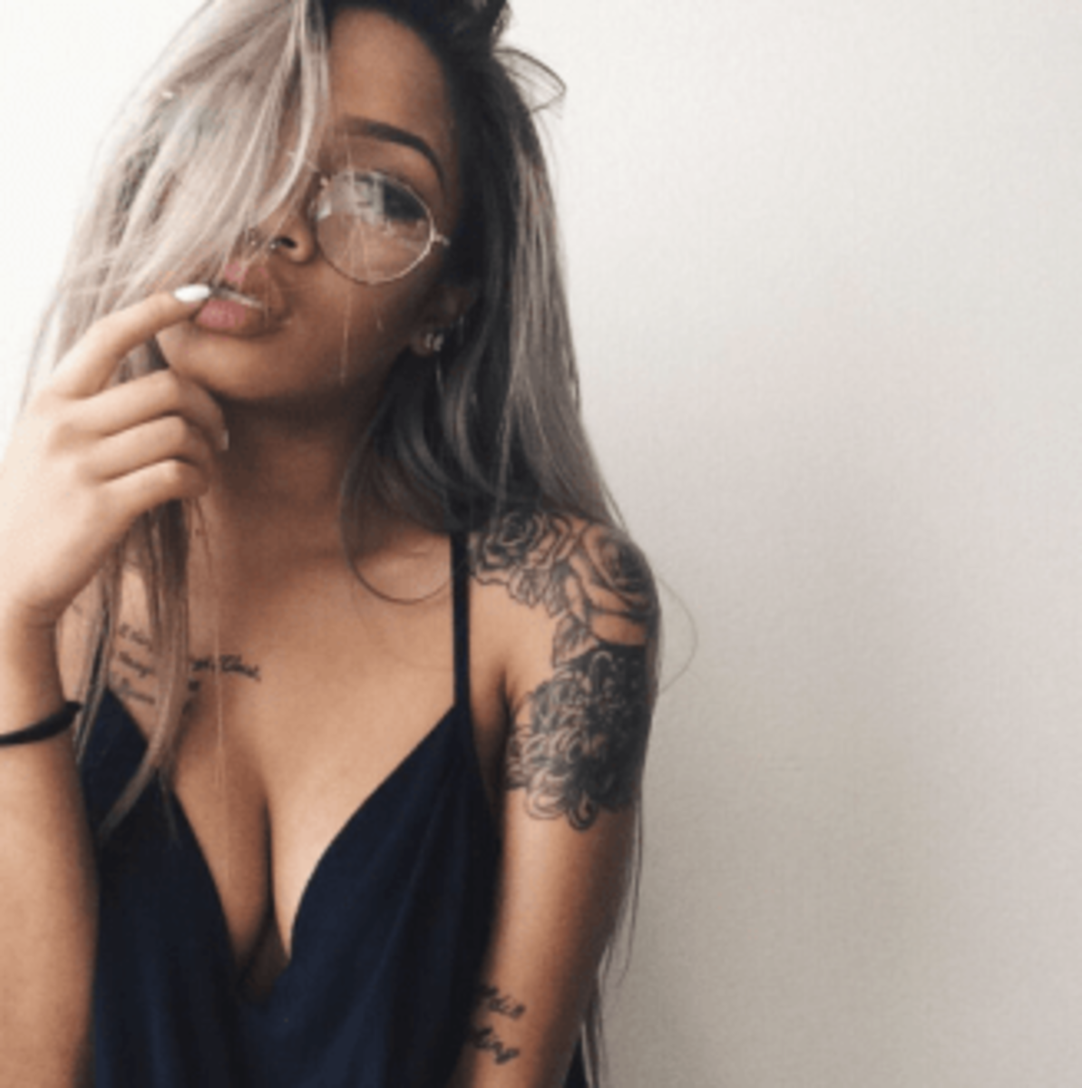 lány-készítő-szexi-póz-rózsás tetoválással