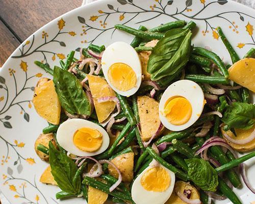 Hartige salade van sperziebonen, gekookte aardappelen en eieren