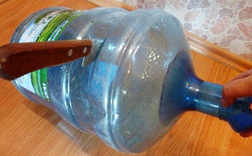 Een plastic fles voorbereiden voor het kweken van komkommers