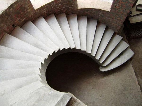 monolitno spiralno betonsko stubište
