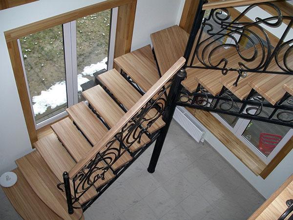 metalno stubište s drvenim stepenicama