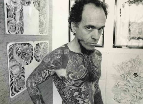 Az 1960 -as években a tetoválás NYC -ben illegális volt, és ahhoz, hogy valaki tintát kapjon a Nagy Almába, be kellett vonulnia a földalatti hálózatba. Abban az időben csak néhány tetováló dolgozott a radar alatt, az egyik Thom DeVita.