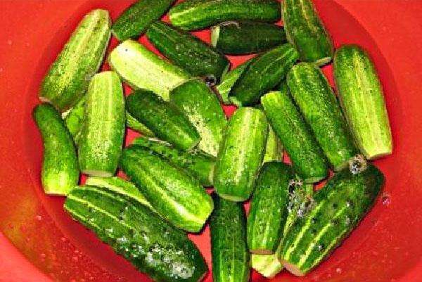 staarten van komkommers snijden