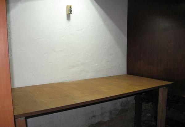 sklopivi stol u maloj prostoriji