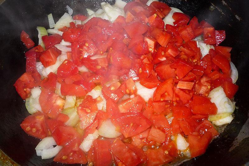 gesauteerde uien met tomaten