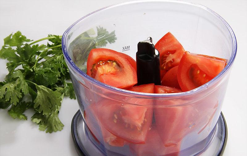 nasjeckajte rajčice s začinskim biljem