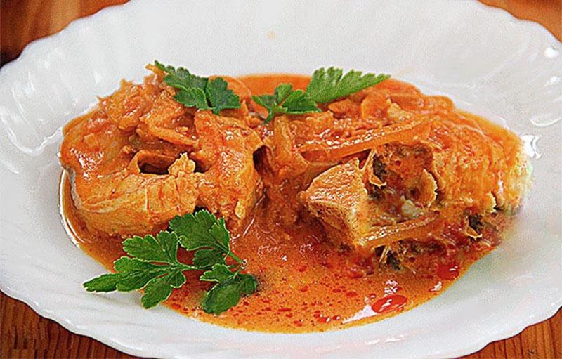 traditioneel recept voor gestoofde koolvis met uien en wortelen