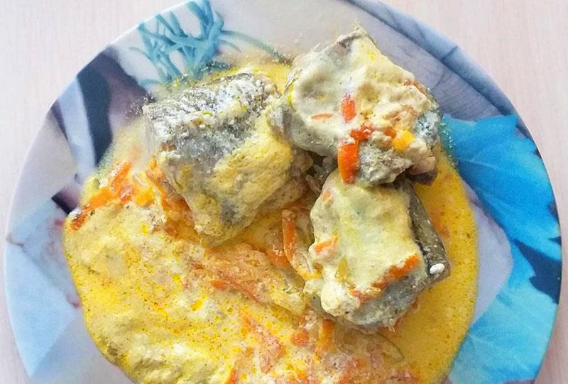 recept voor gestoofde koolvis met uien en wortelen voor fijnproevers