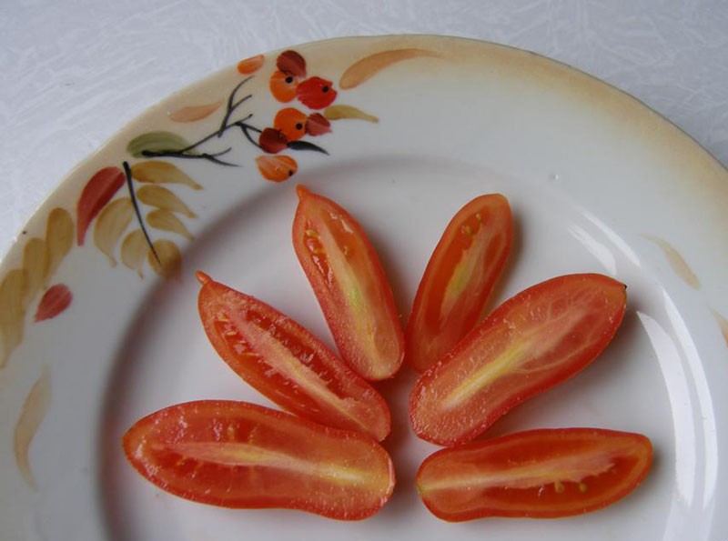 rajčica narezana na plodove