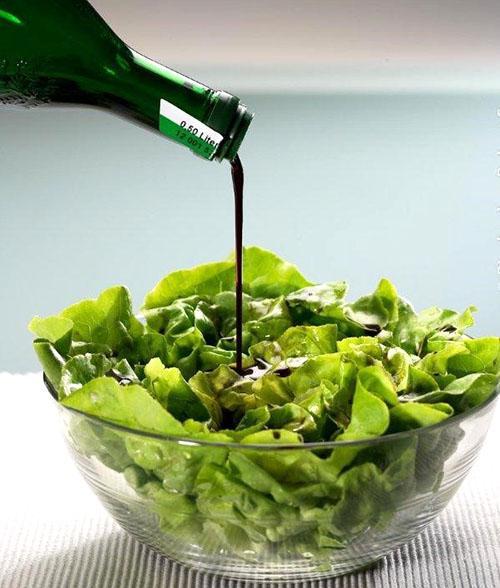 Pompoenolie wordt toegevoegd aan salades