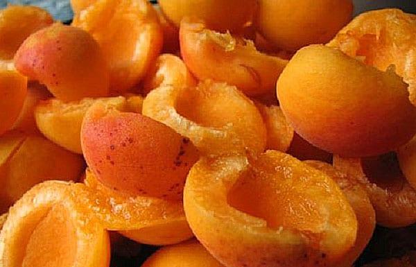 verwijder pitten van rijpe abrikozen