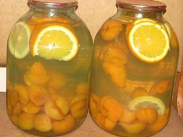 abrikozen-, sinaasappel- en citroencompote