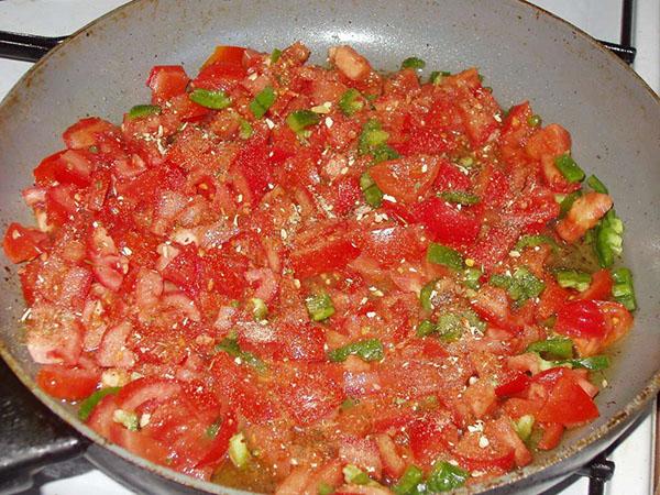 tomaten toevoegen en verder laten sudderen