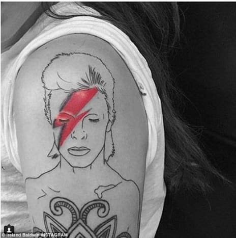 Irland Baldwin Irland Baldwin fikk sin egen David Bowie -hyllest -tatovering tilbake i september 2015, og blekket hennes, som ligger på venstre skulder, ble også inspirert av sangerens ikoniske Aladdin Sane -albumomslag. I motsetning til Lady Gagas tatovering, som utføres helt i gråtoner, har Irlands blackwork hyllest -tatovering en fargeklump i den røde lynet som er blekket over Bowies ansikt.