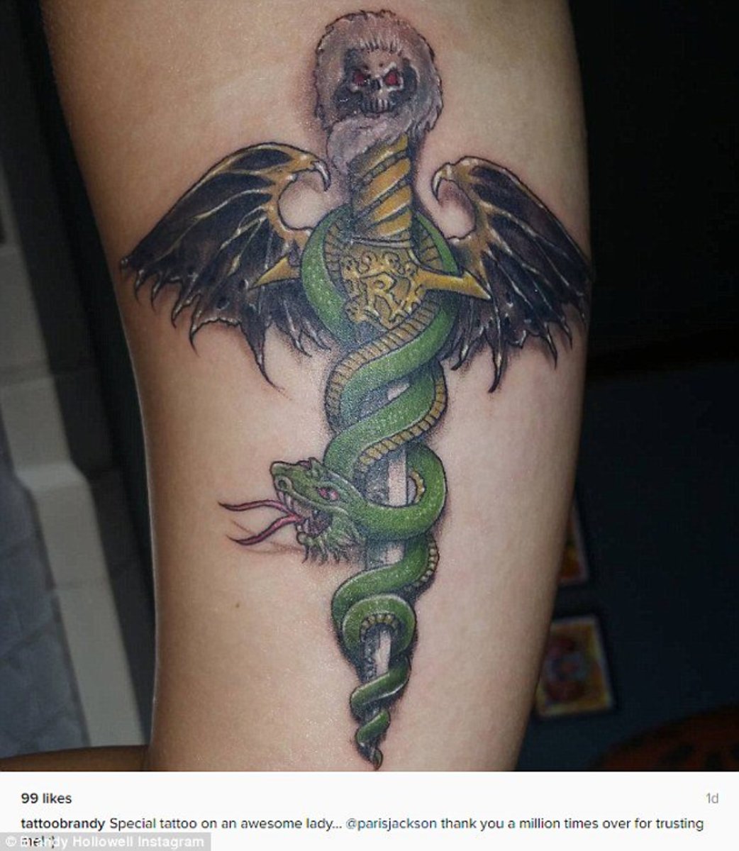 párizsi jackson kard és kígyó tetoválás
