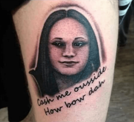Az egyik fekete -szürke portré tetoválás még alatta is tartalmazza a hírhedt jelszavát.