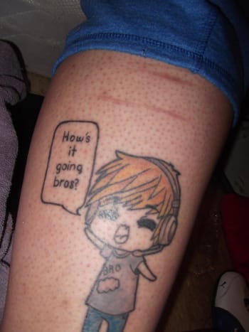 I tillegg til å ha fans av kanalen hans, har det også en rekke PewDiePie -relaterte tatoveringer der ute.