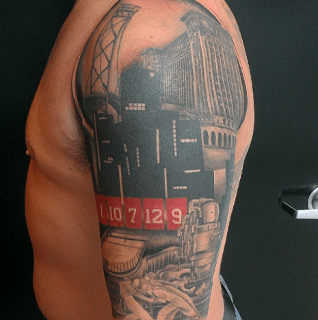Tattoo av Jimmie Hayes. Dette stykket blander Detroit -skyline med Joe Louis Arena, hjemmet til NHLs Detroit Red Wings.