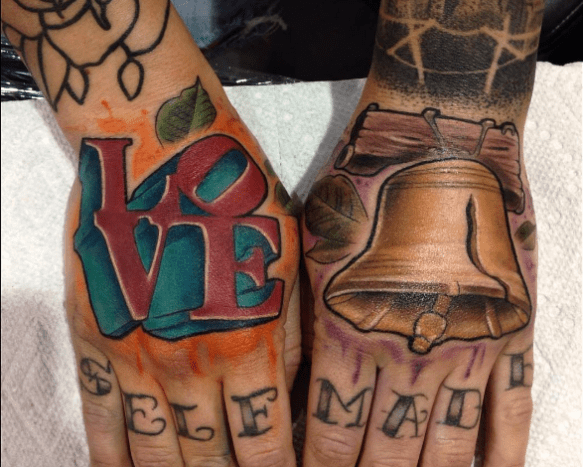 Tatoveringer av Allisin Riot Denne personen hyllet Philly med to tatoveringer.