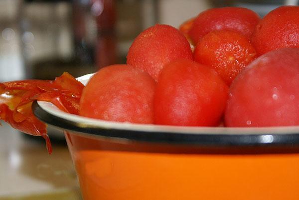 heldere huid met tomaat