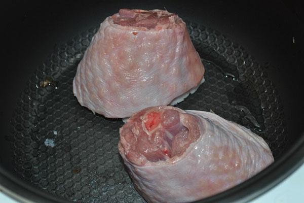 doe geportioneerde stukken vlees in een slowcooker