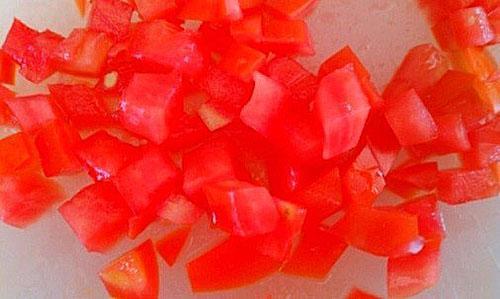 snij de tomaten in blokjes