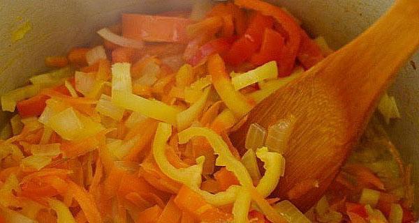 bak de uien, wortelen en paprika's