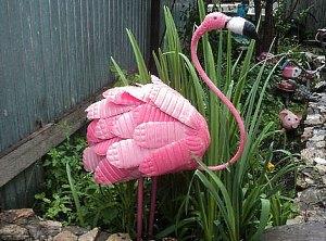 roze flamingo uit flessen