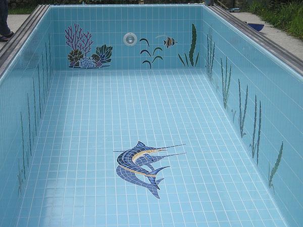 zwembaddecoratie met keramische tegels