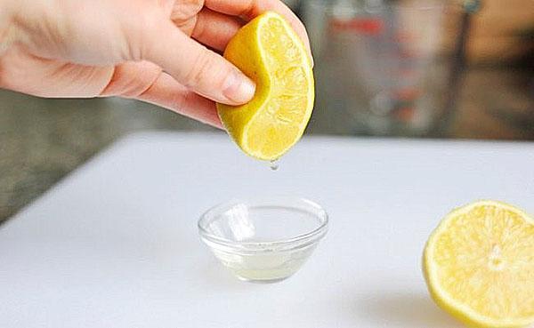 iscijediti sok od limuna