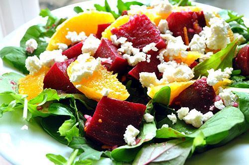 Salade van gekookte rode bieten