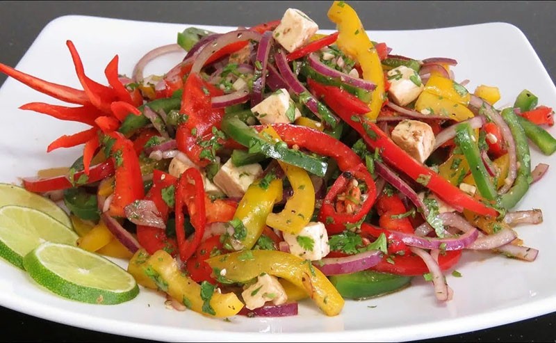 salata od povrća s kajenskim paprom