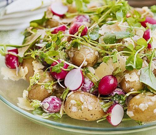 Salades gebruiken niet alleen een sappige knolgewas, maar ook radijsgroenten