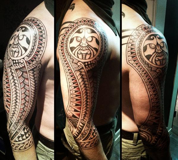 Skal arm tatovere med Tiki og sol for menn