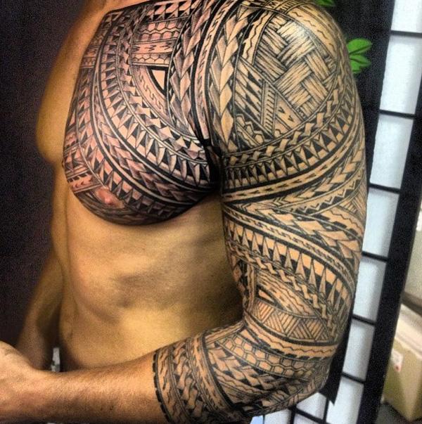 Bryst og erme Polynesisk tatovering med spydspisser og fletter