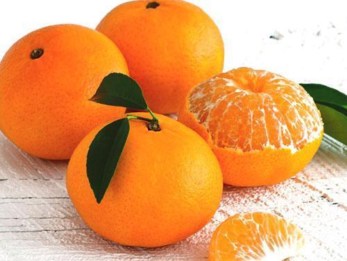 Plodove naranče vole i odrasli i djeca.