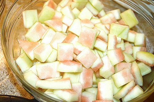 Voor gebruik wordt de schil van de watermeloen van het bovenste geverfde deel gepeld.