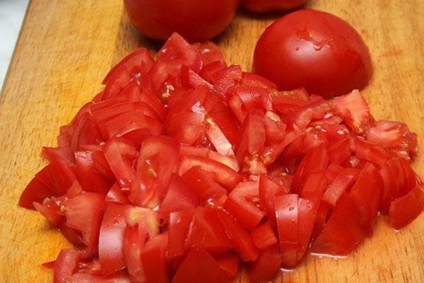 rajčice sitno nasjeckajte