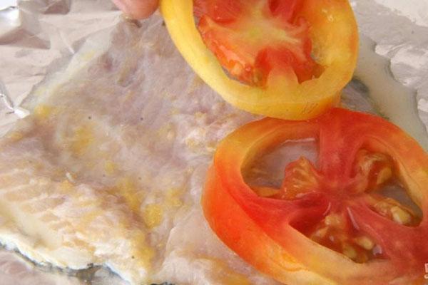 doe uien en tomaten op de vis