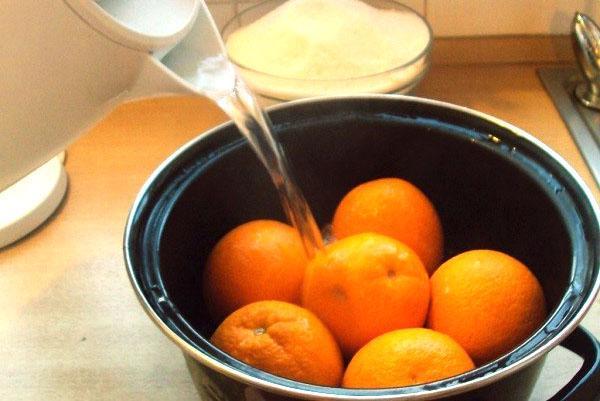 sinaasappels met kokend water gieten