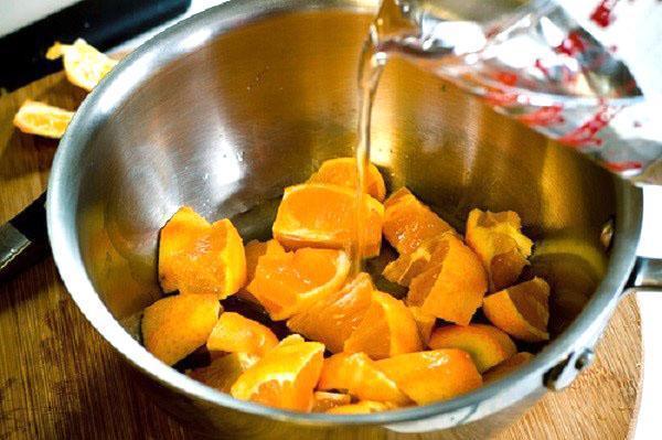 prelijte sirupom od naranče