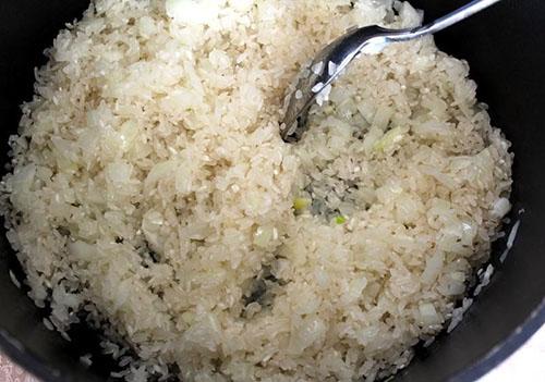 rijst toevoegen en in olie sudderen