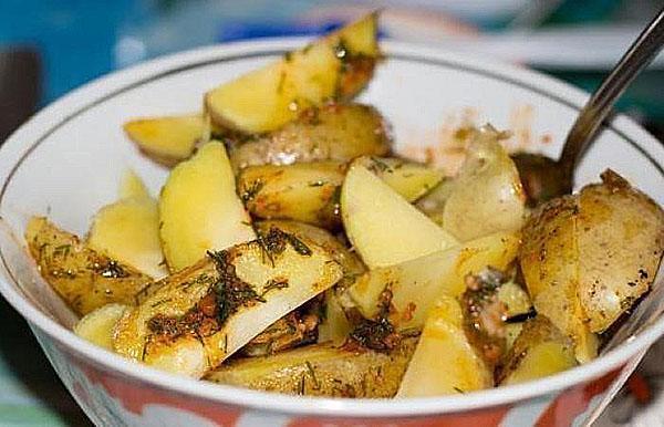 Aardappels raspen met saus