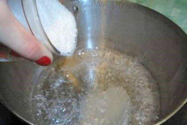 voeg suiker toe aan het verwarmde water